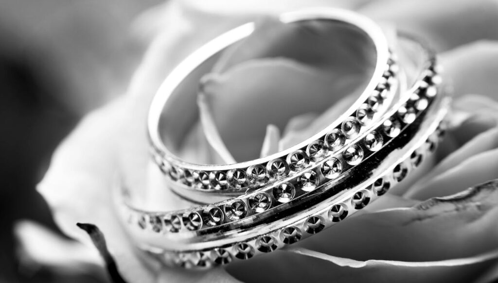 pexels-photo-265906 Silver-colored Ring